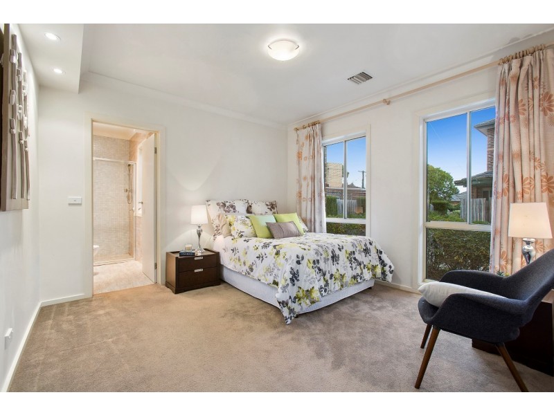 2/16 Risdon Drive, Notting Hill VIC 3168