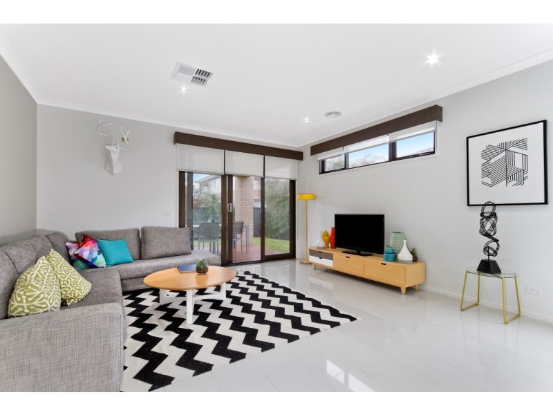 9 Eliburn Drive, Cranbourne East VIC 3977