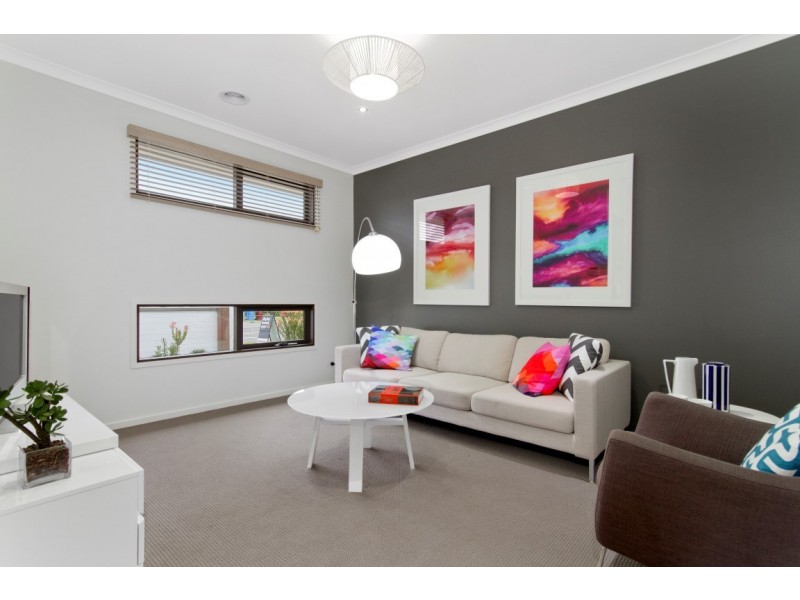 9 Eliburn Drive, Cranbourne East VIC 3977