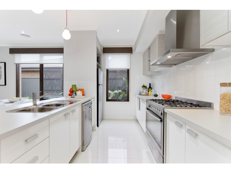 9 Eliburn Drive, Cranbourne East VIC 3977