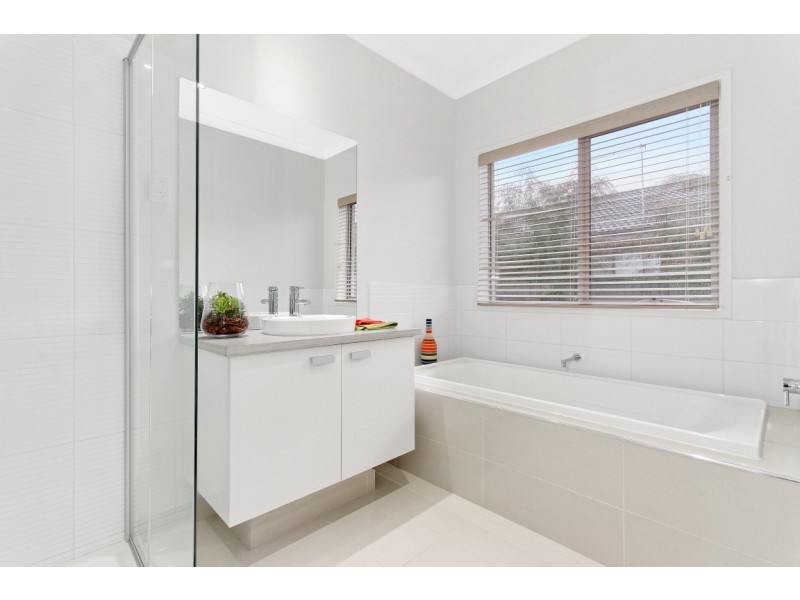 9 Eliburn Drive, Cranbourne East VIC 3977