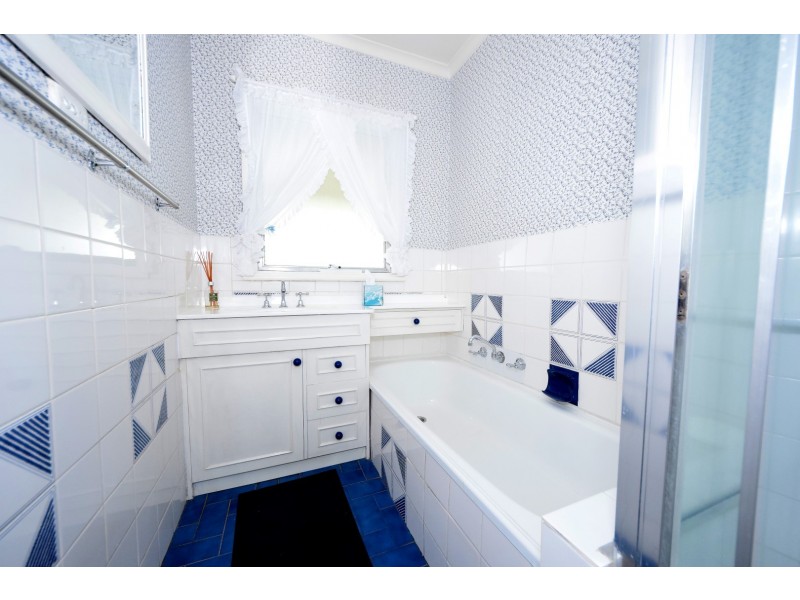 27 Fernvale Crescent, Wheelers Hill VIC 3150