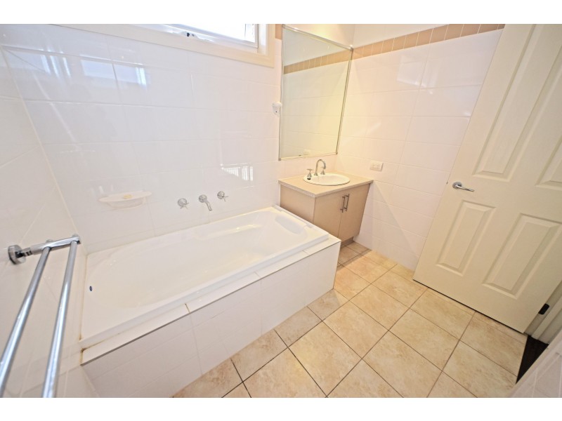 1/1A Barry Road, Burwood East VIC 3151