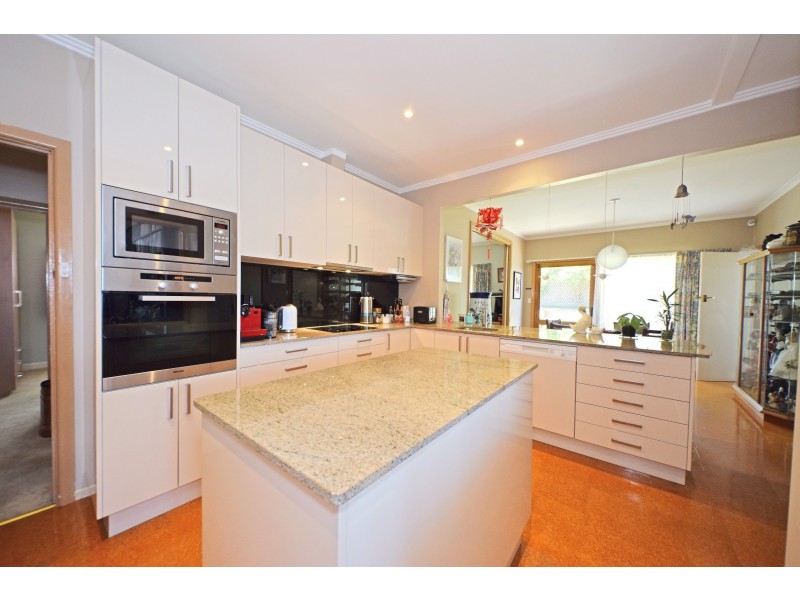 27 Lincoln Avenue, Glen Waverley VIC 3150