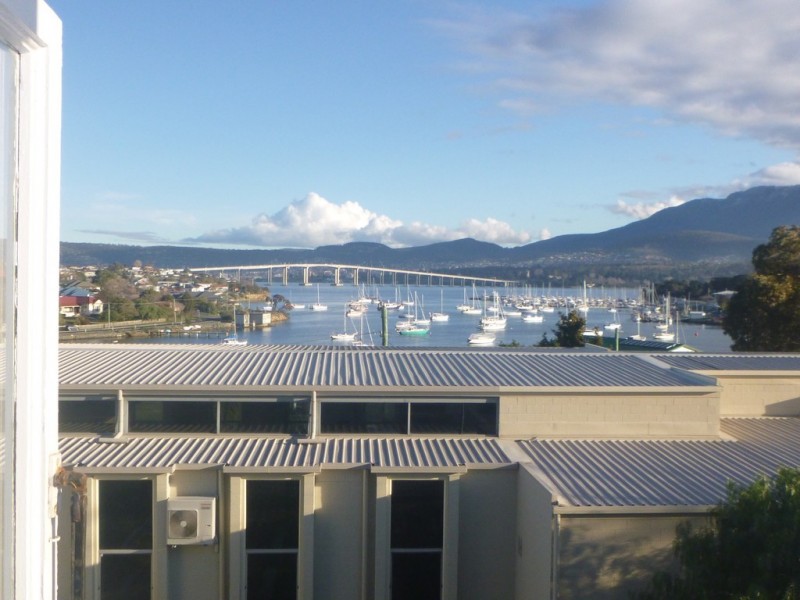 1 Lowelly Road, Lindisfarne TAS 7015