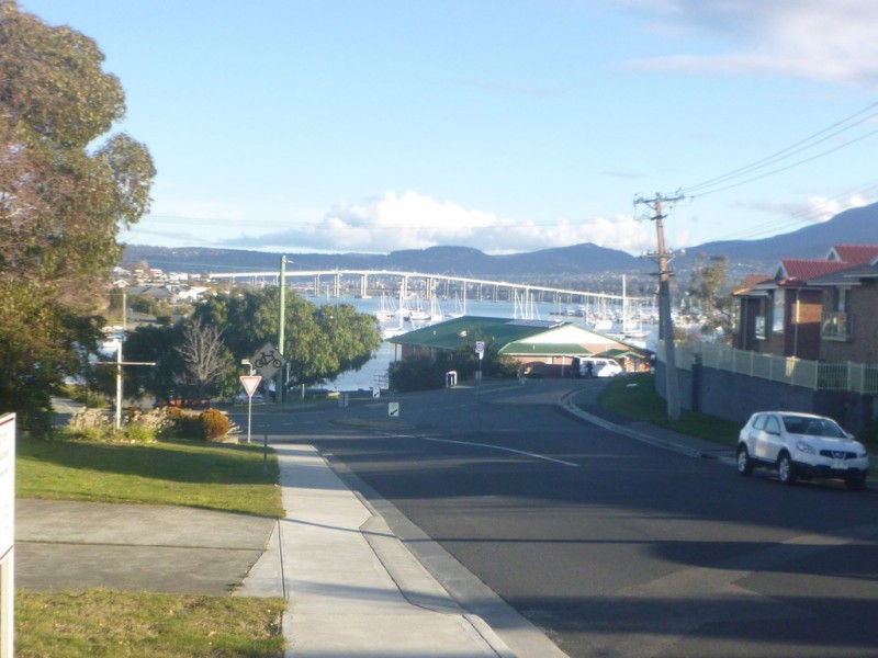 1 Lowelly Road, Lindisfarne TAS 7015