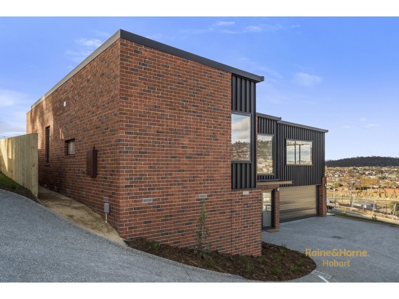 Units 1 and 2, 5 Denning Close, New Town TAS 7008