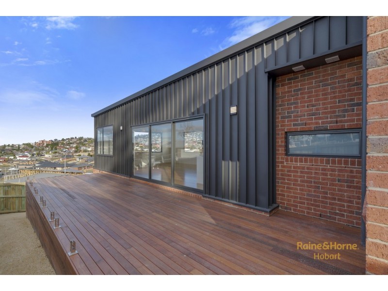 Units 1 and 2, 5 Denning Close, New Town TAS 7008