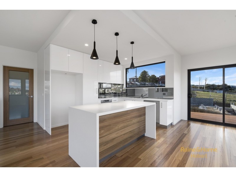 Units 1 and 2, 5 Denning Close, New Town TAS 7008