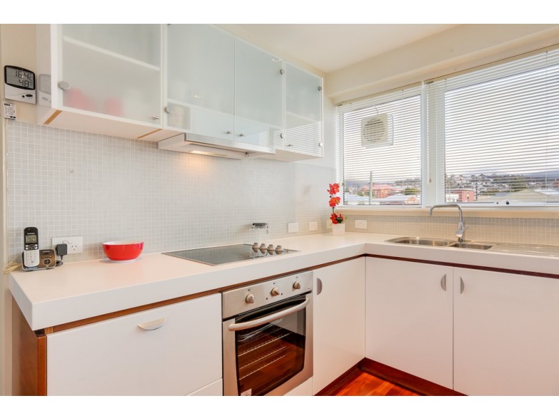 2/33 Tower Road, New Town TAS 7008