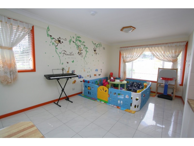 25 Cumberland Avenue, Georges Hall NSW 2198