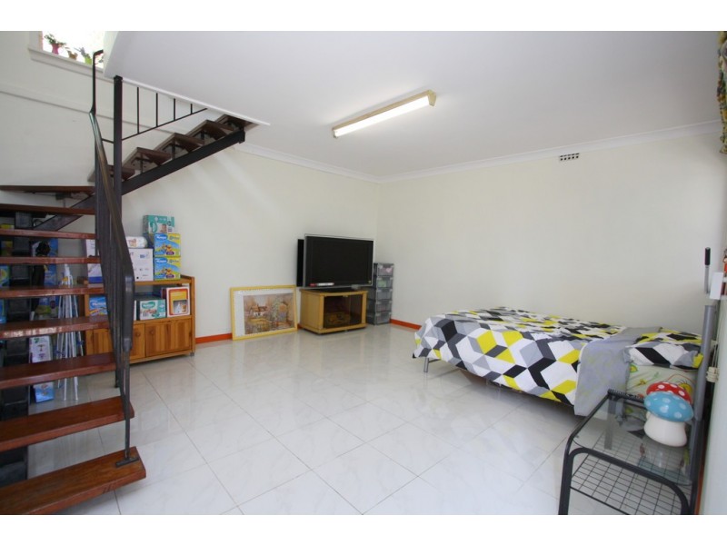 25 Cumberland Avenue, Georges Hall NSW 2198