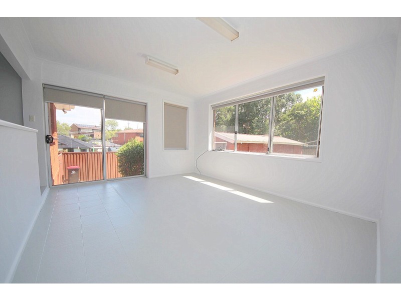 19 Lincoln Road, Georges Hall NSW 2198