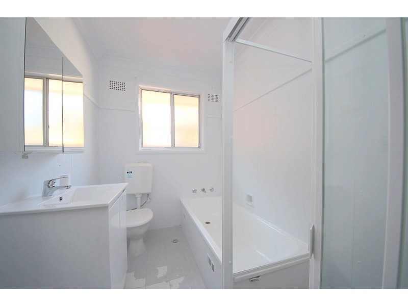 19 Lincoln Road, Georges Hall NSW 2198