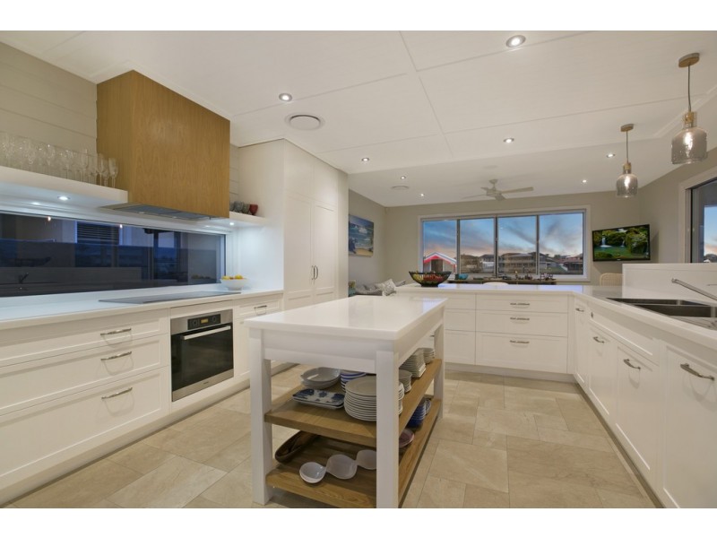 24 Voyagers Court, Raby Bay QLD 4163