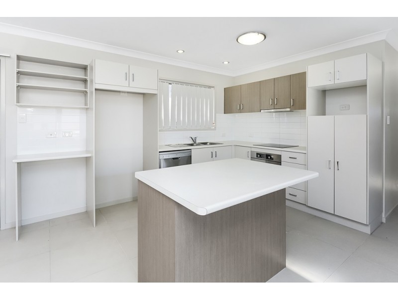 8 Hillsborough Place, Springfield Lakes QLD 4300