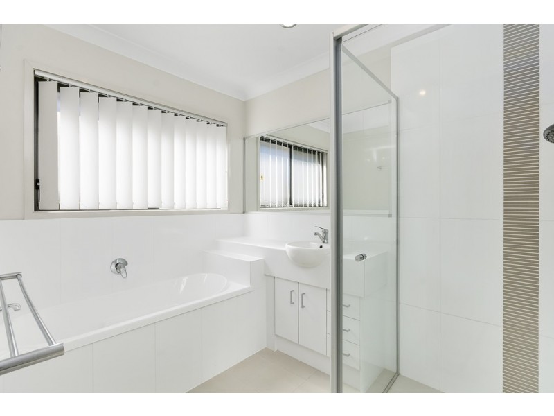 8 Hillsborough Place, Springfield Lakes QLD 4300