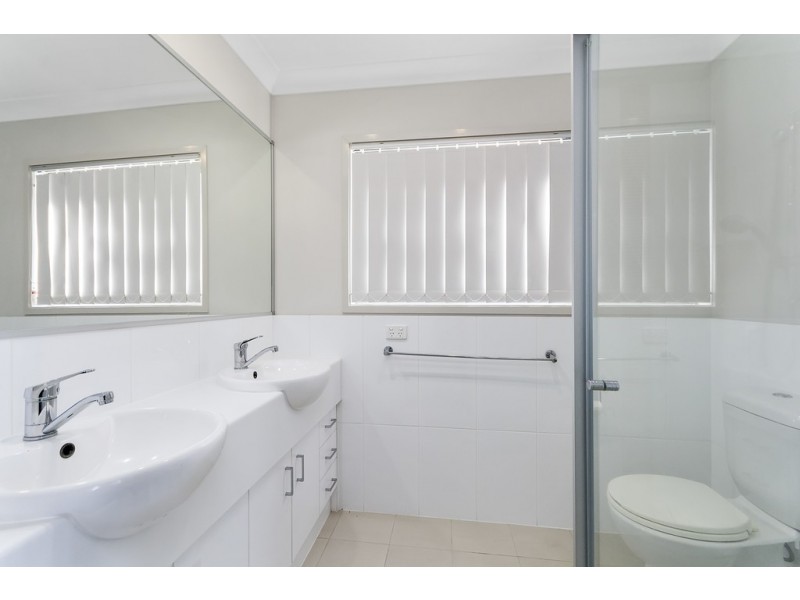 8 Hillsborough Place, Springfield Lakes QLD 4300