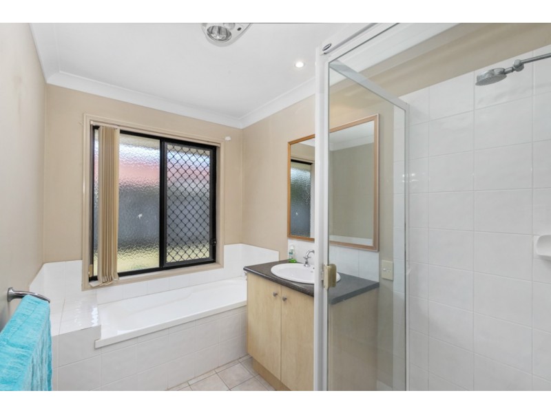 8 Ross Place, Wakerley QLD 4154