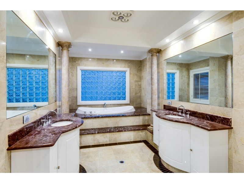 11 Grenoble Place, Raby Bay QLD 4163