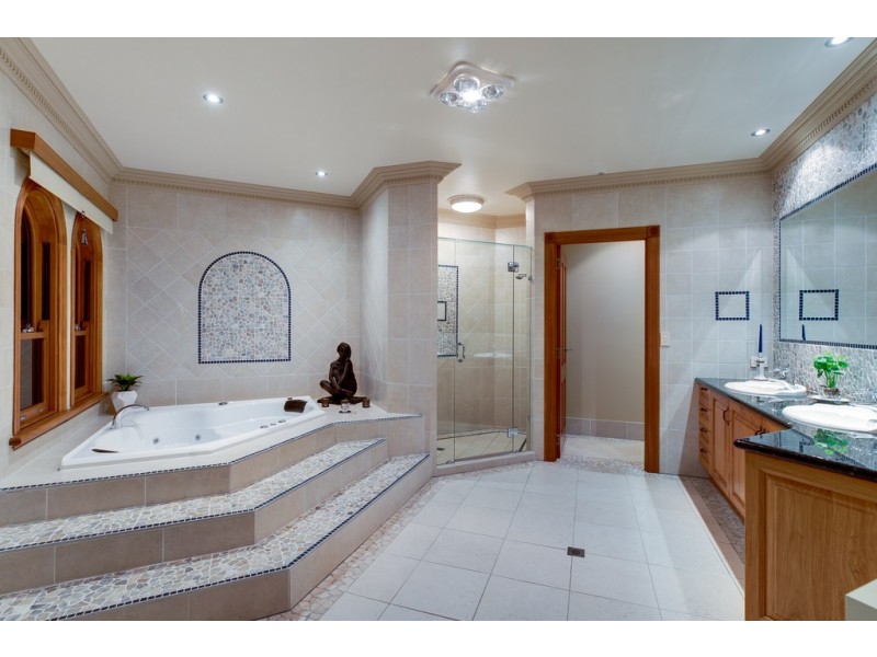 24 Cayman Crescent, Raby Bay QLD 4163