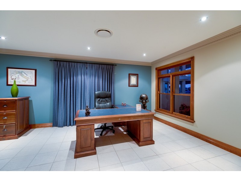 24 Cayman Crescent, Raby Bay QLD 4163