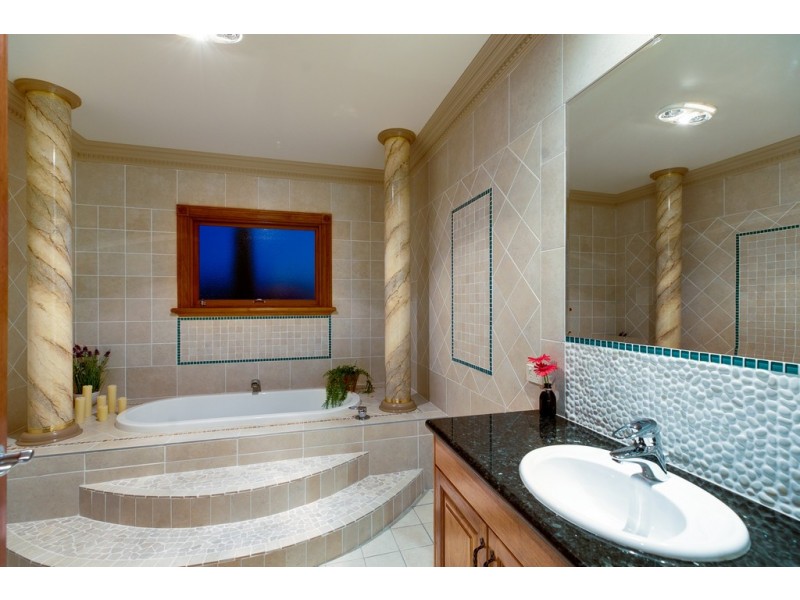 24 Cayman Crescent, Raby Bay QLD 4163