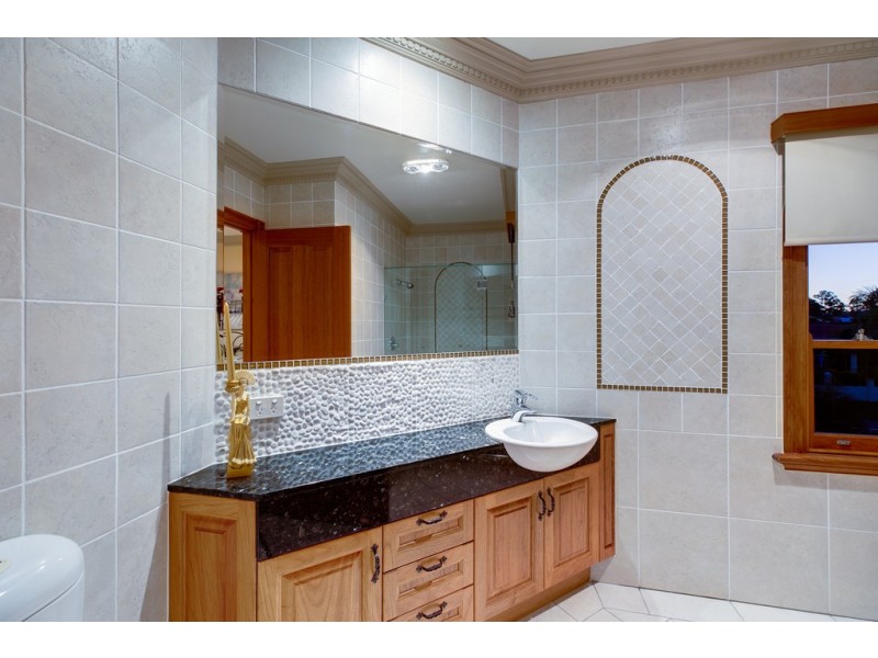 24 Cayman Crescent, Raby Bay QLD 4163