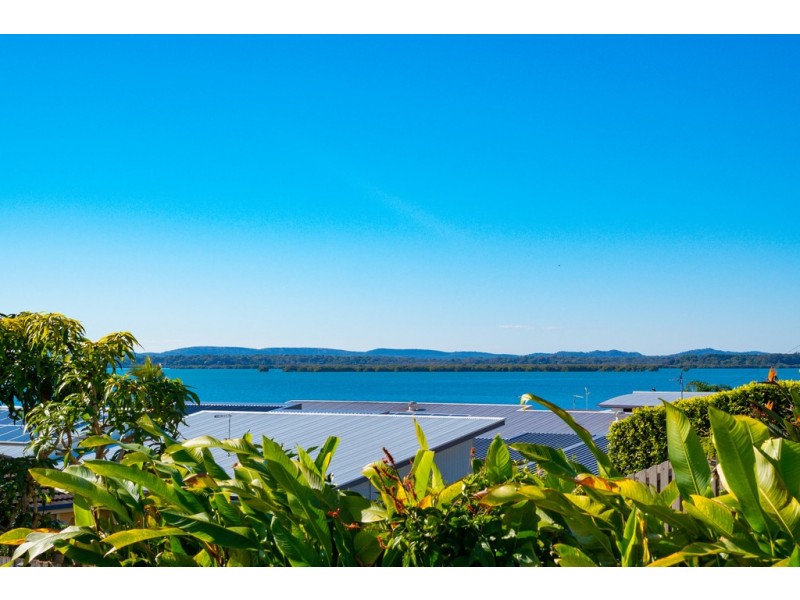 4 Gray Street, Redland Bay QLD 4165