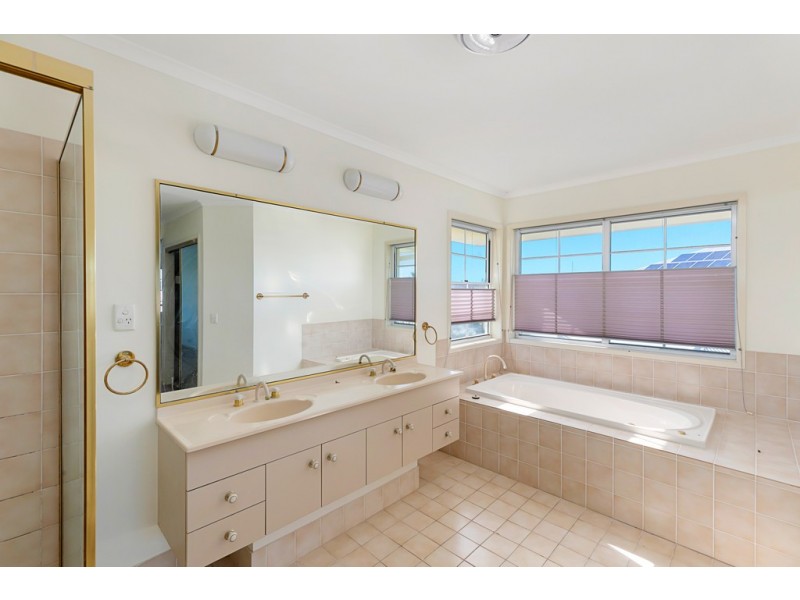 18 Captains Court, Raby Bay QLD 4163