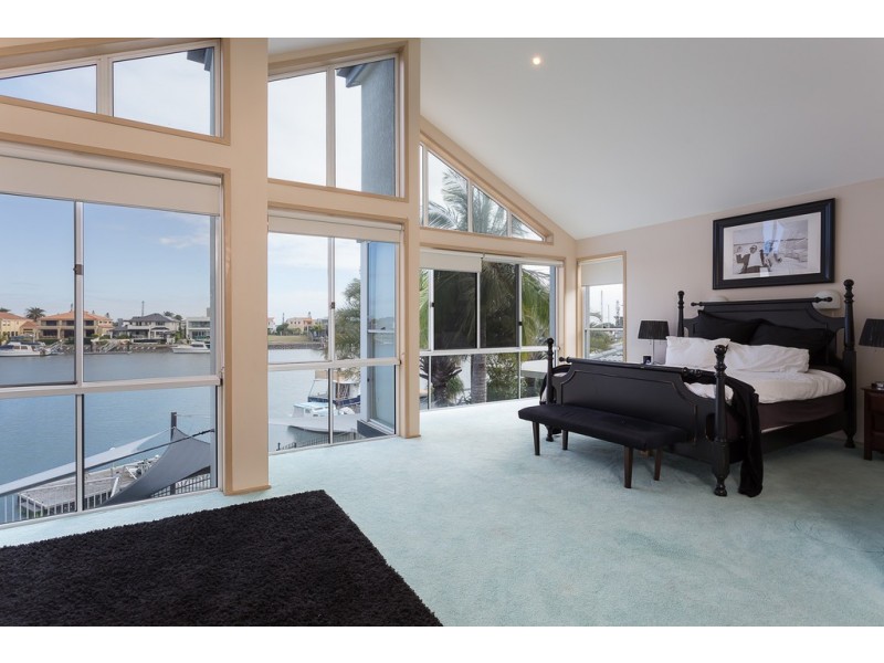 4 Raby Bay Boulevard, Raby Bay QLD 4163