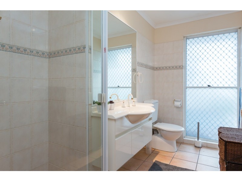 4 Raby Bay Boulevard, Raby Bay QLD 4163