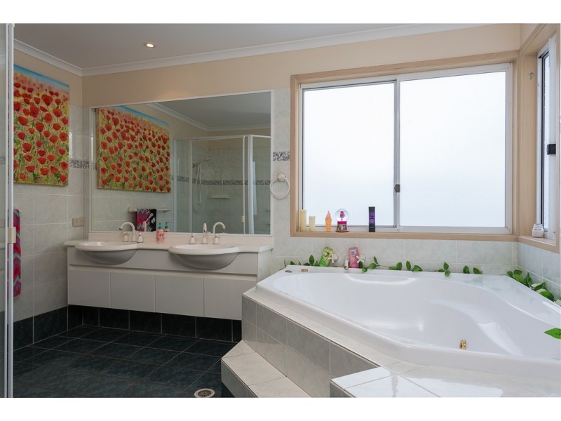 4 Raby Bay Boulevard, Raby Bay QLD 4163