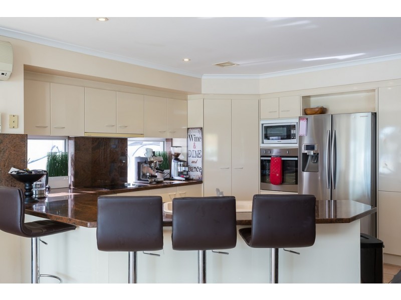 4 Raby Bay Boulevard, Raby Bay QLD 4163