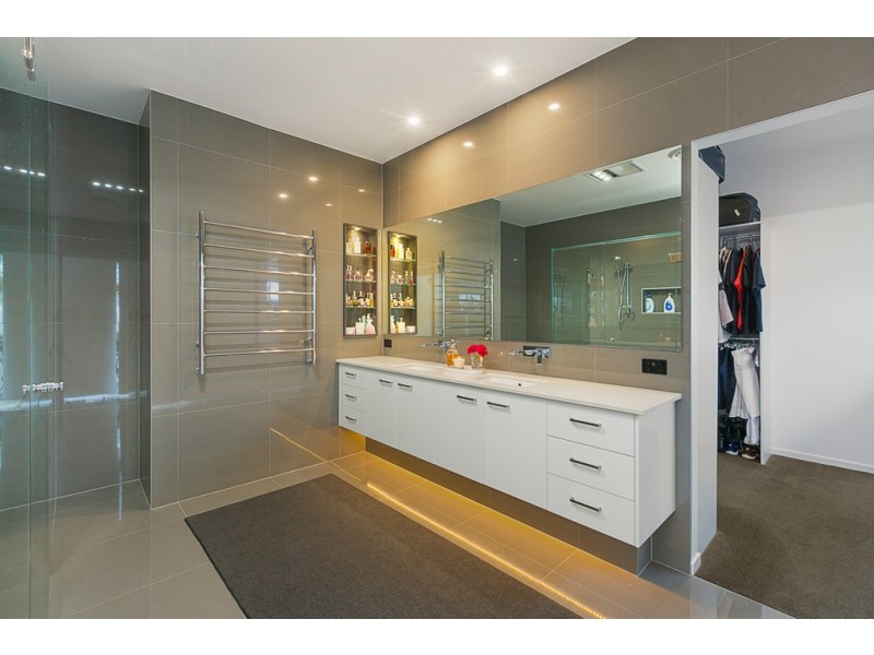 11 Captains Court, Raby Bay QLD 4163