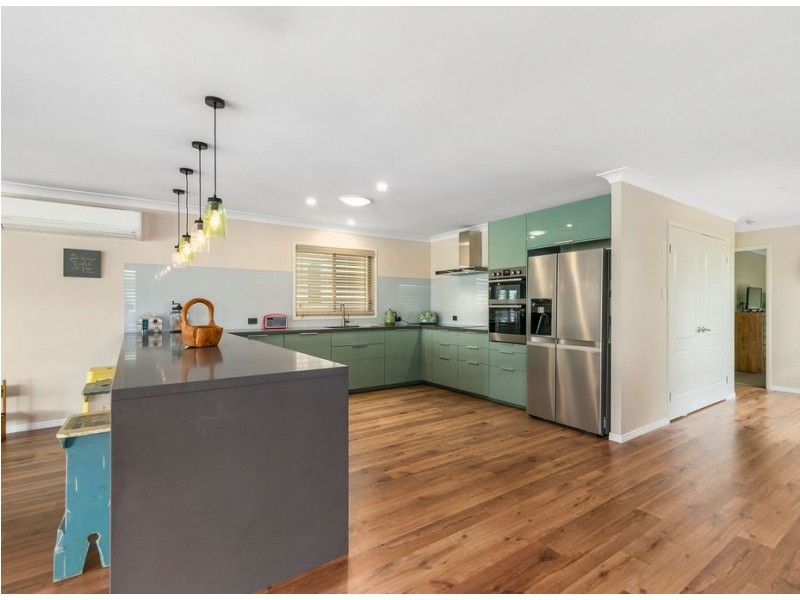 11 Broadwater Terrace, Redland Bay QLD 4165