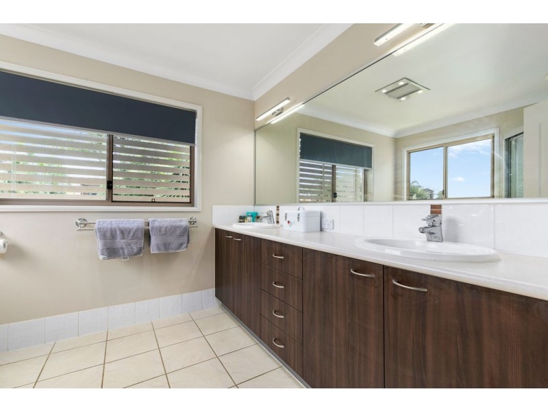 11 Broadwater Terrace, Redland Bay QLD 4165