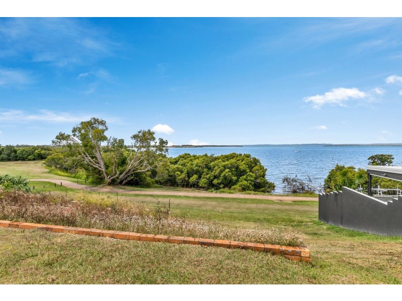 11 Broadwater Terrace, Redland Bay QLD 4165