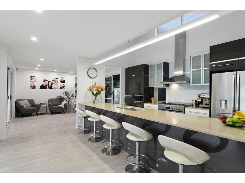 5 Captains Court, Raby Bay QLD 4163