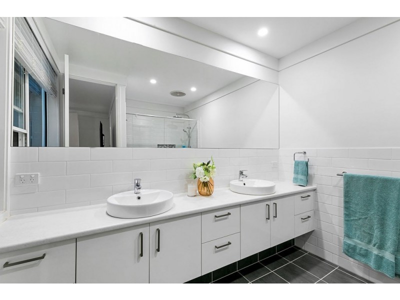 5 Captains Court, Raby Bay QLD 4163