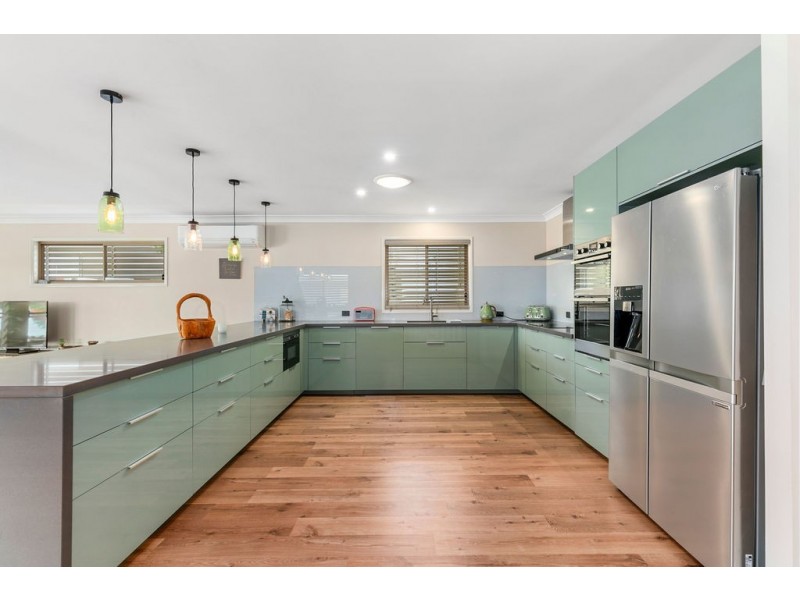 11 Broadwater Terrace, Redland Bay QLD 4165