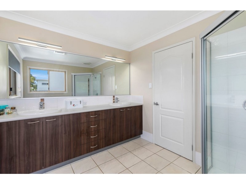 11 Broadwater Terrace, Redland Bay QLD 4165