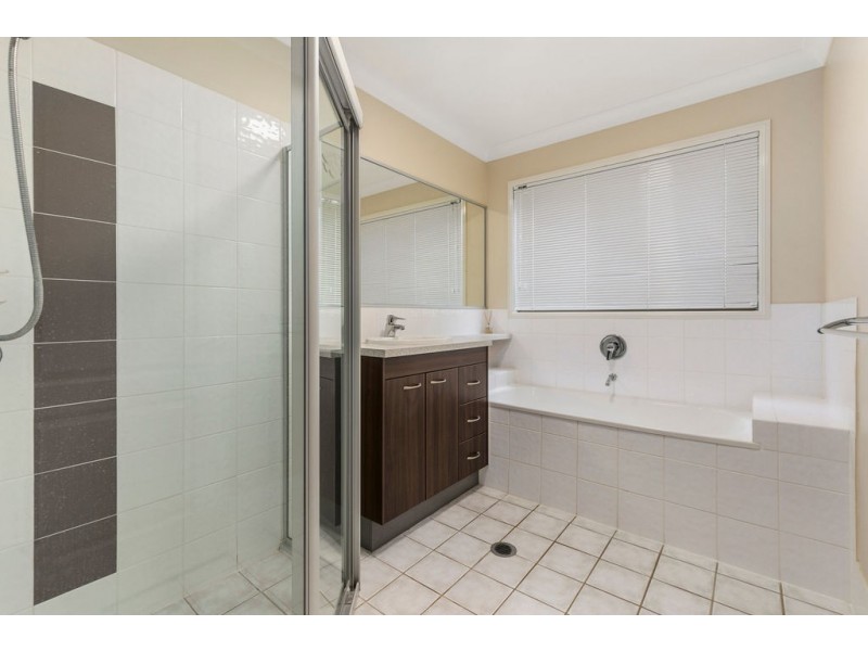 11 Broadwater Terrace, Redland Bay QLD 4165