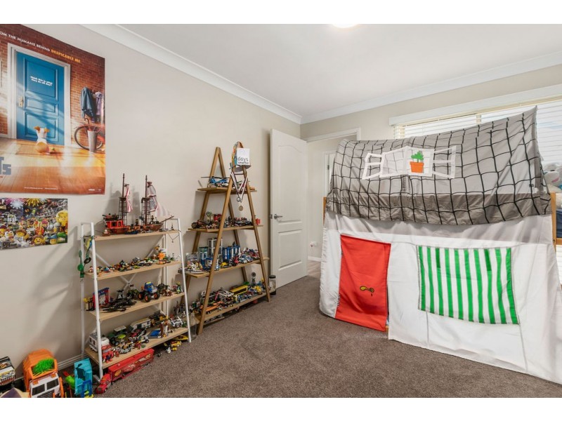 11 Broadwater Terrace, Redland Bay QLD 4165