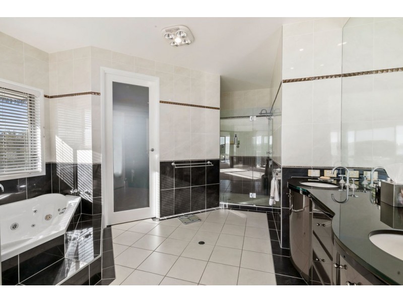 12 Seacrest Court, Raby Bay QLD 4163