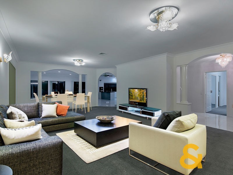 10 Mainroyal Court, Raby Bay QLD 4163