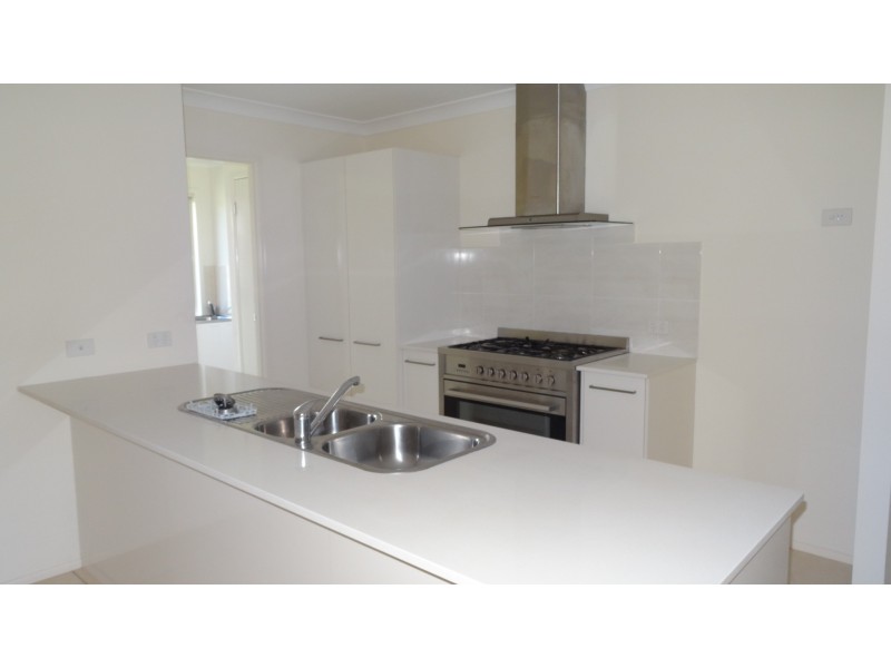 19 Lois Place, Redland Bay QLD 4165