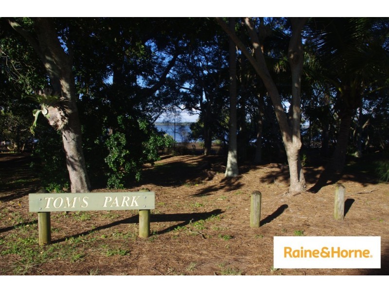 303 Esplanade, Redland Bay QLD 4165