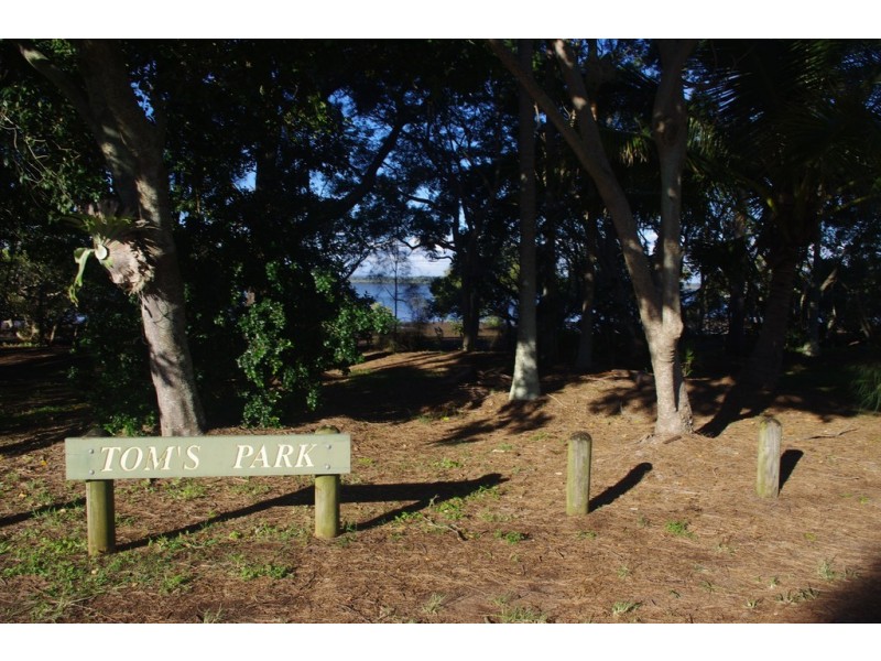 303 Esplanade, Redland Bay QLD 4165