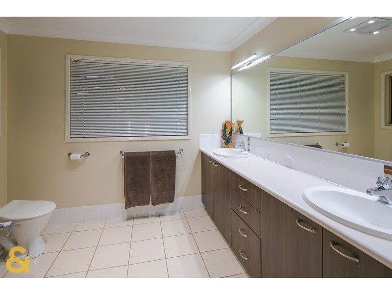 11 Broadwater Terrace, Redland Bay QLD 4165